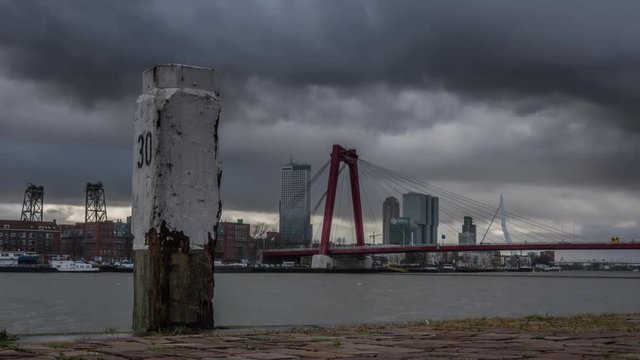 Donkere wolken boven Rotterdam rivier timelapse