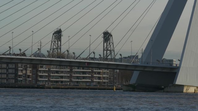 Binnenvaartschip onder Erasmusbrug Rotterdam