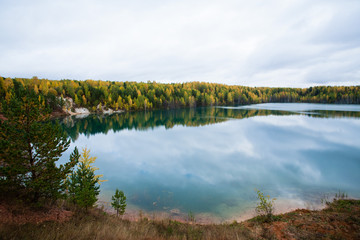 Fototapeta na wymiar Quiet lake in the autumn forest