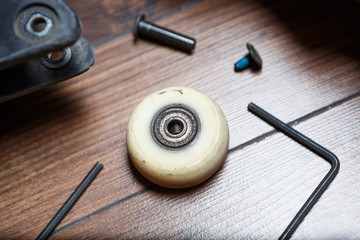 Aggressive inline skates wheel and bearings replacement