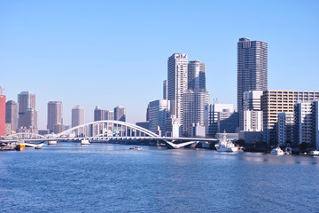 Fototapeta na wymiar 東京湾から見た隅田川河口に掛かる築地大橋