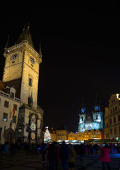 Fototapeta na wymiar Центральная площадь в Праге ночью. Часовая башня. Собор св. Марии.