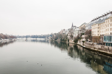 Obraz premium Basel, Stadt, Basel-Stadt, Altstadt, Grossbasel, Rhein, Rheinufer, Wettsteinbrücke, Münster, Kirche, Pfalz, Fähre, Winter, Wintertag, Schweiz 