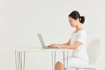 パソコンを使う女性