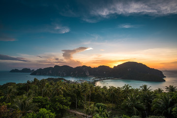 Point de vue de l& 39 île de Phi Phi au coucher du soleil, Krabi, Thaïlande