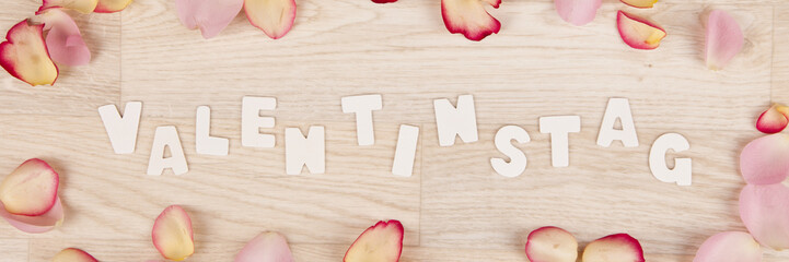 Text Valentinstag auf einem Holzhintergrund