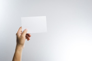 Obraz premium Hand hold blank photo paper card