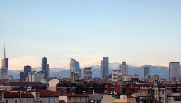 Milano con le montagne innevate