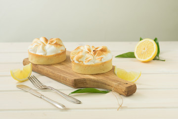 Lemon tarts with merengue