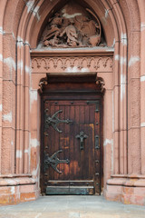 Fototapeta na wymiar arch with the old wooden door entrance to the temple