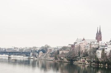 Fototapeta premium Basel, Stadt, Altstadt, Basel-Stadt, Rhein, Münster, Pfalz, Winter, Wettsteinbrücke, Rheinufer, Fluss, Fähre, Wintertag, Schweiz