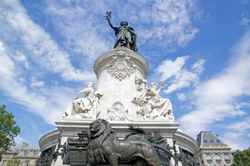 Obraz premium Grandeur de la Statue de la République entourée de nuages (Paris, France)