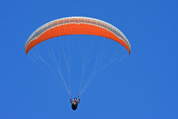 Paraglider in a blue sky - obrazy, fototapety, plakaty