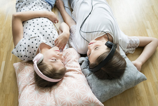 Teenage girls hearing music with headphones