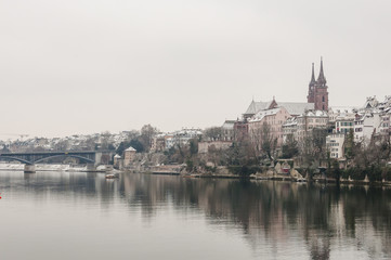 Fototapeta premium Basel, Stadt, Basel-Stadt, Altstadt, Münster, Kirche, Rhein, Rheinufer, Fähre, Brücke, Wettsteinbrücke, Spazierweg, Winter, Schweiz