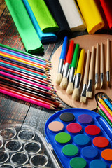 Naklejka premium Composition with school accessories for painting and drawing