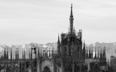Guglie del Duomo di Milano con montagne in bianco e nero