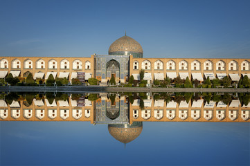 Iran, Isfahan, Naqsh-e Jahan Square (Meidan-e Naghsch-e Dschahan): Mirroring of Lotfollah Mosque...