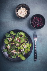 Spinatsalat mit Schafskäse
