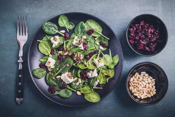 Spinatsalat mit Schafskäse