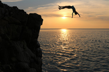 Asian girls jump from a cliff into the sea episode sunset,Somersault to the ocean 