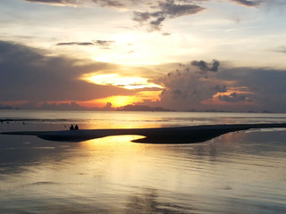 Obraz premium nathon beach sunset at samui island. 