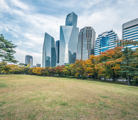 Obraz premium modern office buildings in seoul in cloud sky from