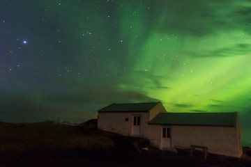 Einsames Haus im Schein des Polarlichts