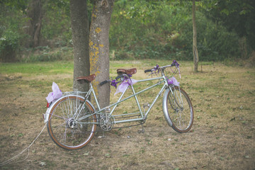 Fototapeta na wymiar Bicyclette des mariés, mariage authentique