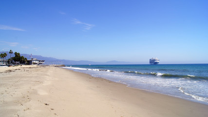 Fototapeta na wymiar SANTA BARBARA, CALIFORNIA, USA - OCT 8th, 2014: city Leadbetter beach with a cruise liner