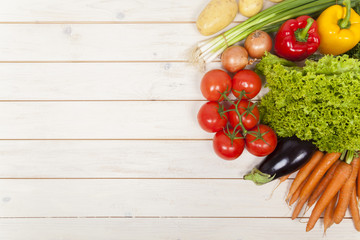 Frisches Gemüse auf einer Holzplatte