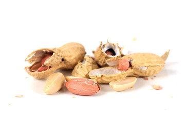 Erdnüsse und Schalen