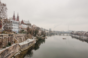 Fototapeta premium Basel, Stadt, Altstadt, Basel-Stadt, Rhein, Rheinufer, Rheinbrücke, Münster, Kirche, Fähre, Uferweg, Grossbasel, Winter, Schweiz