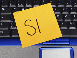 Memo note on notebook, si, yes