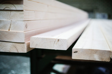 Holzbalken gestapelt