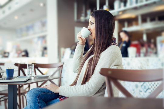 Woman drinking coffee in the morning at restaurant 