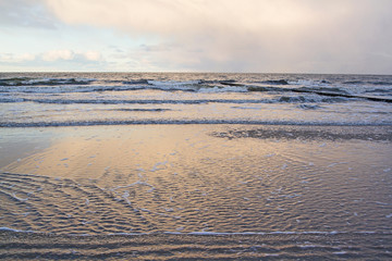 Ostsee am Abend mit Wellen auf Usedom
