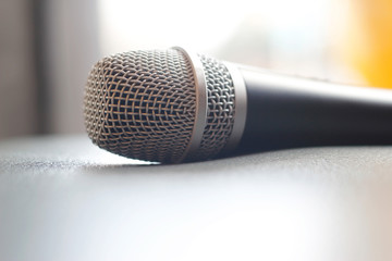 Obraz premium Microphone on grunge texture background