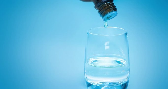 Tropfen in ein Glas mit Wasser