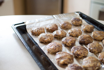 Cookies lies in rows on a steel pallet.