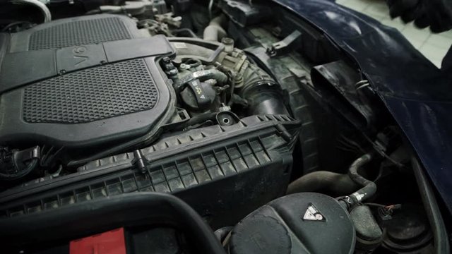 In the service center mechanic to replace the air filter vehicle