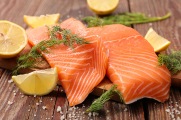 raw salmon with lemon and dill