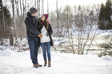 Naklejka premium Pregnant couple have fun in winter nature