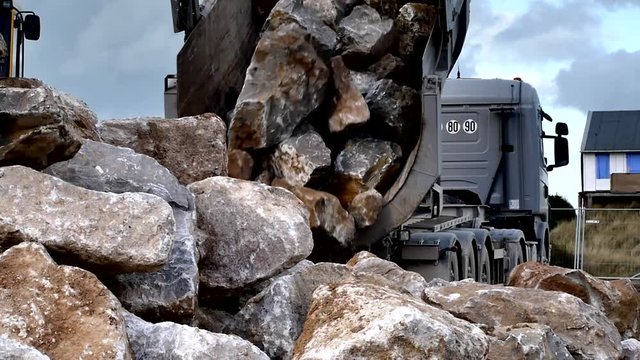 d&eacute;chargement de roches et de cailloux (slow motion)