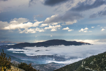 paysage de basse montagne avec nuages