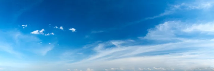 Foto op Plexiglas anti-reflex Panoramische hemel met wolk op een zonnige dag. © tanarch