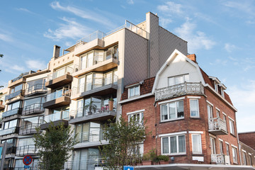 Fototapeta premium Fassaden von alten und neuen Häusern in Koksijde, Belgien