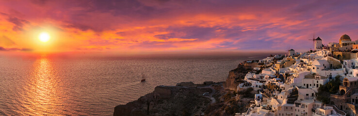 Dramatischer Sonnenuntergang hinter Oia, Santorini, Griechenland