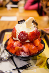 strawberry shaved ice patbingsu