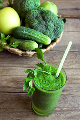 Green smoothie and ingredients
